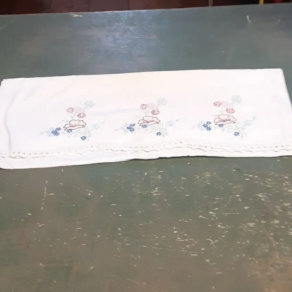 ‎Beautifully embroidered vintage pillow case  with tatted lace edge